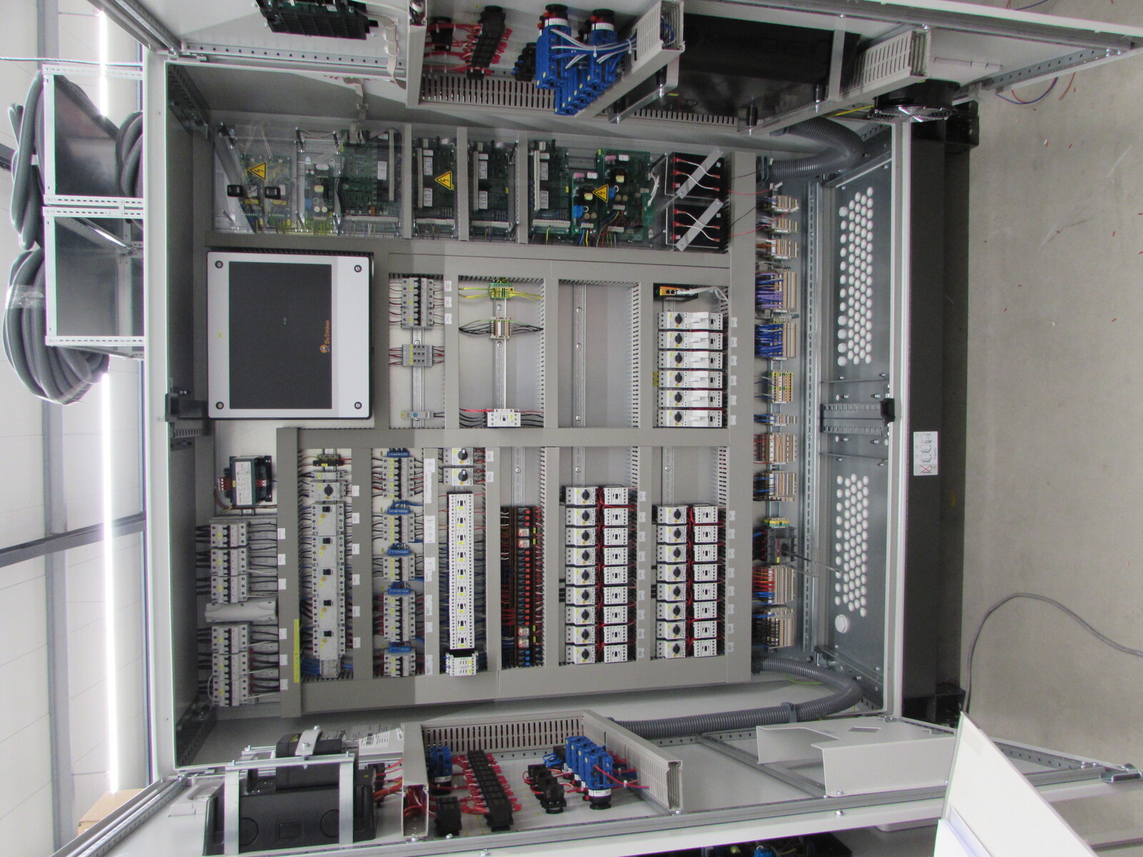 Control cab. broiler house with Viper touch-ADDOHA _ QARUT